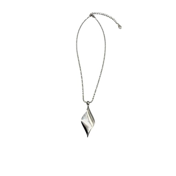 Annaeece by Devries Plain Twisted Leaf Pendant Chain Necklace Silver Tone Casual - Picture 2 of 5